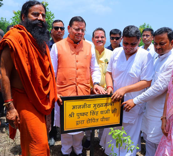 मुख्यमंत्री पुष्कर सिंह धामी ने यमकेश्वर के मालाग्राम में किया पौधा रोपण