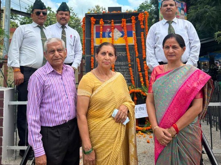 कारगिल विजय दिवस पर पूर्व मेयर अनीता ममगाईं ने कै. अमित सेमवाल को पुष्पांजलि अर्पित की