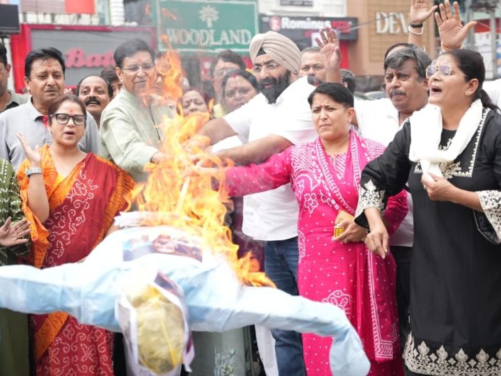 महिला कांग्रेस ने फूंका केंद्रीय शिक्षा मंत्री प्रहलाद जोशी का पुतला