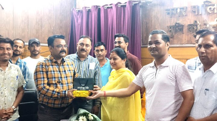 नगर पालिका मुनिकीरेती के नए ईओ बद्री प्रसाद भटट ने कार्यभार संभाल