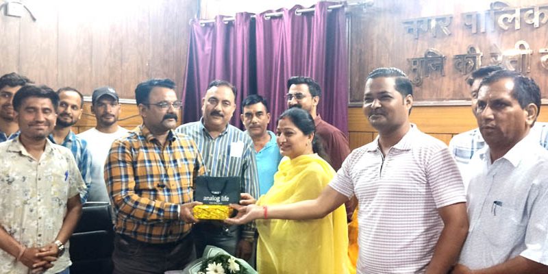नगर पालिका मुनिकीरेती के नए ईओ बद्री प्रसाद भटट ने कार्यभार संभाल