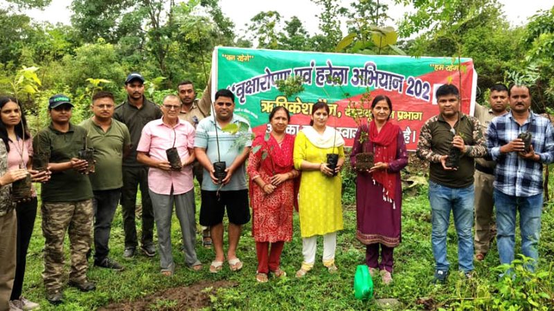 पूर्व मेयर अनिता ममगाईं के नेतृत्व में  वृ़क्षारोपण, संरक्षण की ली शपथ