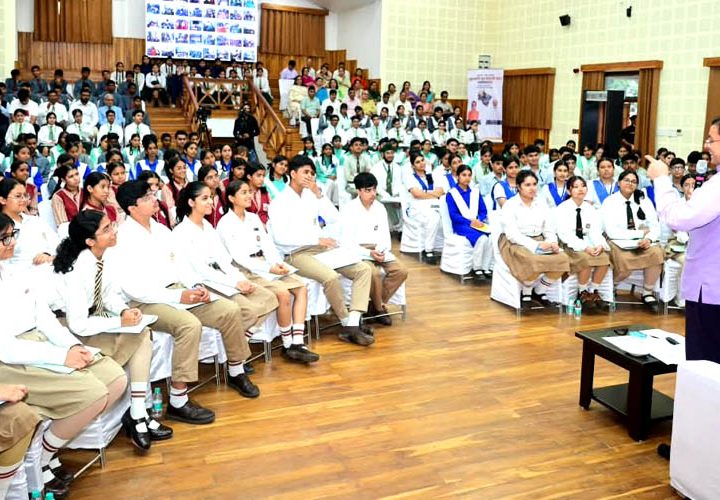 सरकारी नीतियों में शामिल किए जाएंगे छात्र/छात्राओं के सुझाव: मुख्यमंत्री