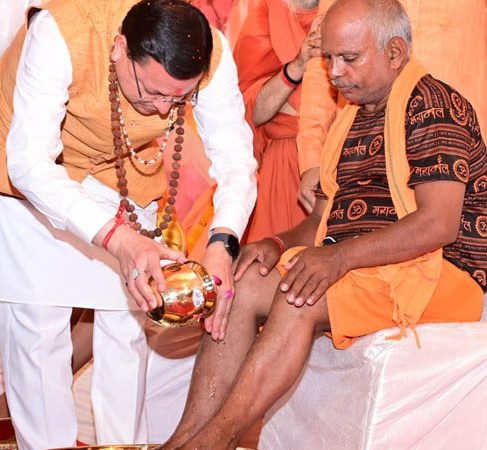 हरिद्वार में शिवभक्त कांवड़ियों पर पुष्प वर्षा, सीएम धामी ने पैर पघारे