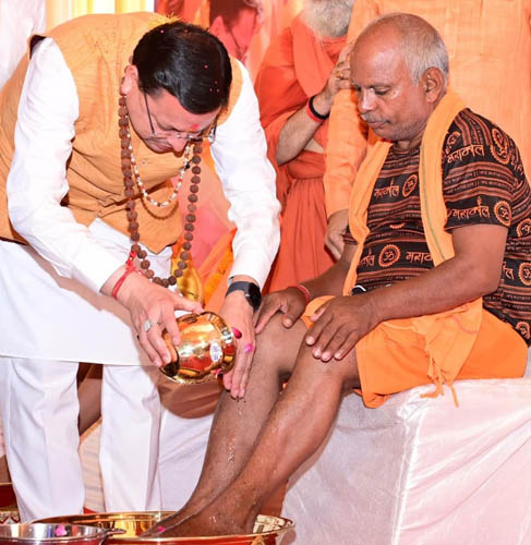 हरिद्वार में शिवभक्त कांवड़ियों पर पुष्प वर्षा, सीएम धामी ने पैर पघारे