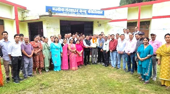 बीईओ सुरेंद्र सिंह नेगी को द्वारीखाल ब्लॉक के शिक्षकों ने दी विदाई