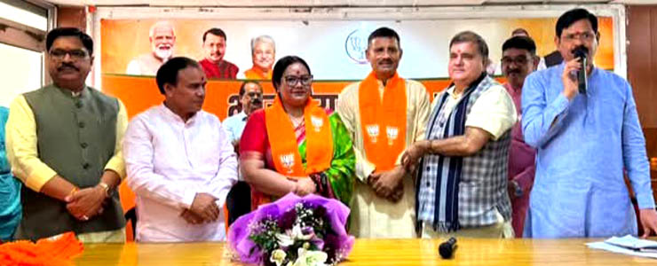 श्रीनगर की मेयर आरती भंडारी समेत 10 पार्षद भाजपा के हुए