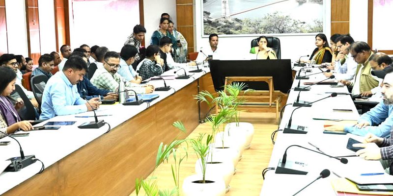 डीएम टिहरी ने की वन भूमि हस्तांतरण के लंबित प्रकरणों की समीक्षा