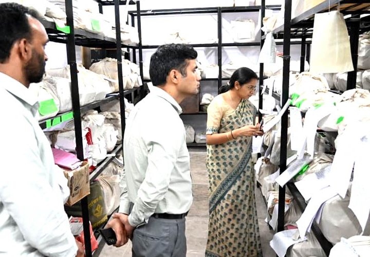 डीएम नितिका खंडेलवाल ने किया टिहरी तहसील का निरीक्षण