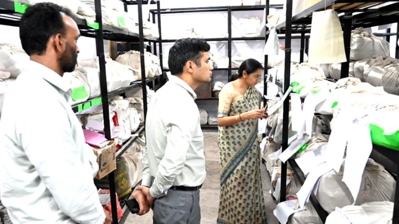 डीएम नितिका खंडेलवाल ने किया टिहरी तहसील का निरीक्षण