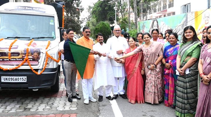 नई टिहरी में उद्यम आईईसी/ प्रचार वाहन को हरी झंडी दिखाकर रवाना किया