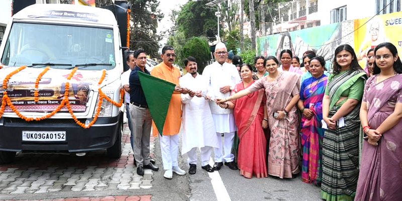 नई टिहरी में उद्यम आईईसी/ प्रचार वाहन को हरी झंडी दिखाकर रवाना किया