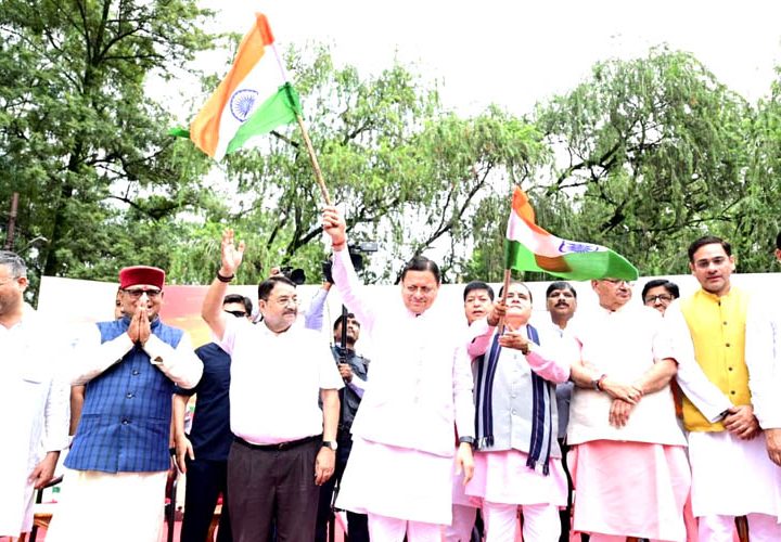 सीएम धामी ने हर घर तिरंगा यात्रा में किया प्रतिभाग, स्वतंत्रता दिवस पर घरों में तिरंगा फहराने का किया आहवान