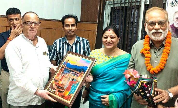 मुनिकीरेती प्रेस क्लब में हिंदी दिवस की पूर्व संध्या पर वैश्विक स्तर पर बढ़ता हिंदी का प्रभाव विषय पर गोष्ठी