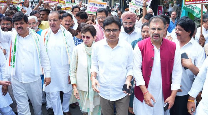 भारत निर्वाचन आयोग के खिलाफ सड़कों पर उतरे कांग्रेसी
