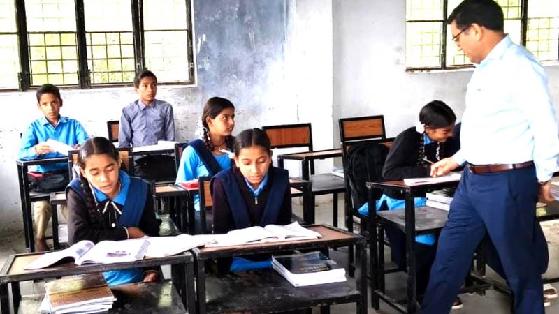 राजकीय प्राथमिक विद्यालय दोणी में एडीएम के बाद स्कूल पहुंचे शिक्षक, कारण बताओ नोटिस
