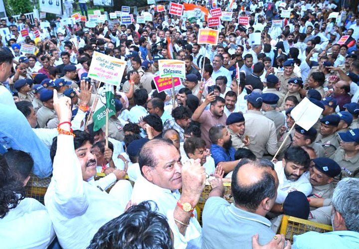 हल्द्वानी के शुद्धिकरण’ प्रकरण के विरोध में कांग्रेस का सचिवालय घेराव