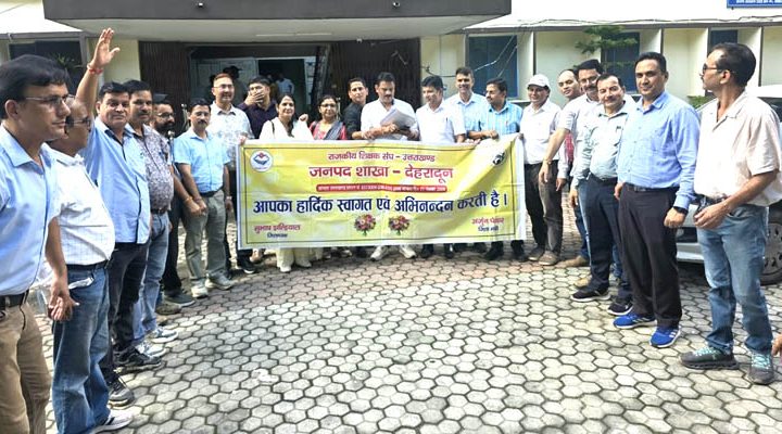 राजकीय शिक्षक संघ के जिलाध्यक्ष सुभाष झल्डियाल ने सीईओ को सौंपा ज्ञापन