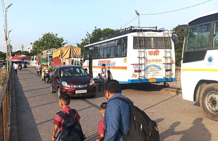 14 बीघा मोटर पुल बना पार्किंग, लगता है जाम और लोग होते हैं परेशान