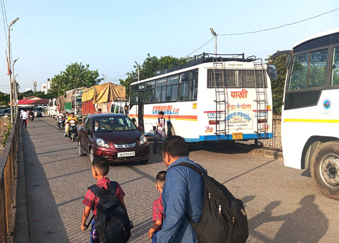 14 बीघा मोटर पुल बना पार्किंग, लगता है जाम और लोग होते हैं परेशान