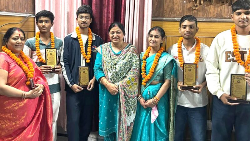 अंडर 19 हॉकी में उत्तराखंड का प्रतिनिधित्व करने वाले खिलाड़ियों को पालिकाध्यक्ष नीलम बिजल्वाण ने किया सम्मानित