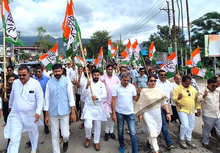 वोट चोरी एवं चुनावी अनियमितताओं के विरोध में ऋषिकेश में सड़कों पर उतरे कांग्रेसी
