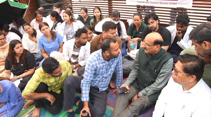 स्वास्थ्य मंत्री सुबोध उनियाल ने पीजी,एसआर और जेआर डॉक्टरों को दिया स्टाइपेंड बढ़ाने का भरोसा