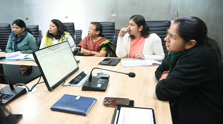 जिले के बोर्डिंग स्कूलों में मूलभूत सुविधाओं की डीएम ने की समीक्षा