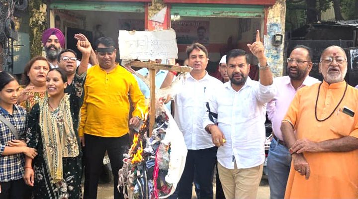 ऋषिकेश में कांग्रेसियों ने फूंका मुख्य चुनाव आयुक्त का पुतला
