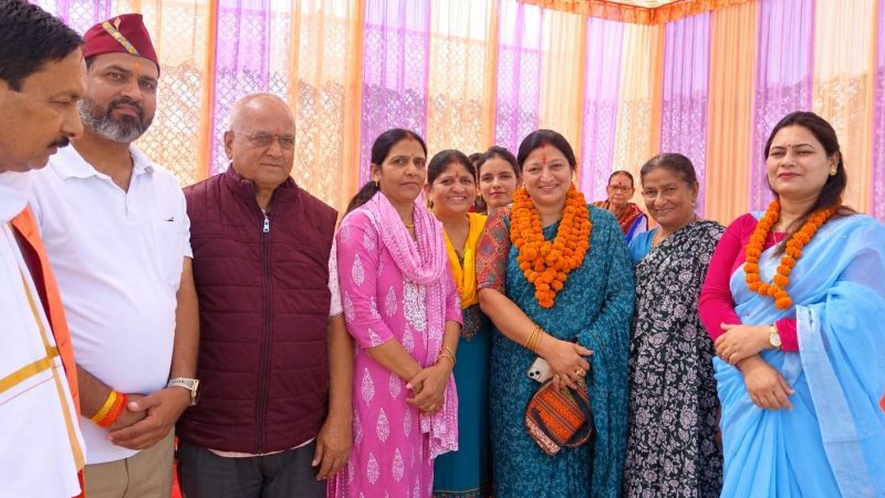 पलिकाध्यक्ष नीलम बिजल्वाण ने किया मुनिकीरेती के प्रवेश द्वार का शिलान्यास