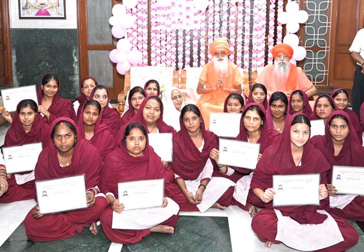 निर्मल आश्रम ने 23 जरूरतमंद युवतियों को सिलाई मशीन भेंट की