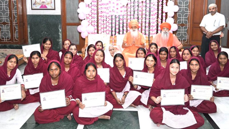 निर्मल आश्रम ने 23 जरूरतमंद युवतियों को सिलाई मशीन भेंट की