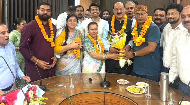 नामित सभासदों को नगर पालिकाध्यक्ष नीलम बिजल्वाण ने दिलाई शपथ